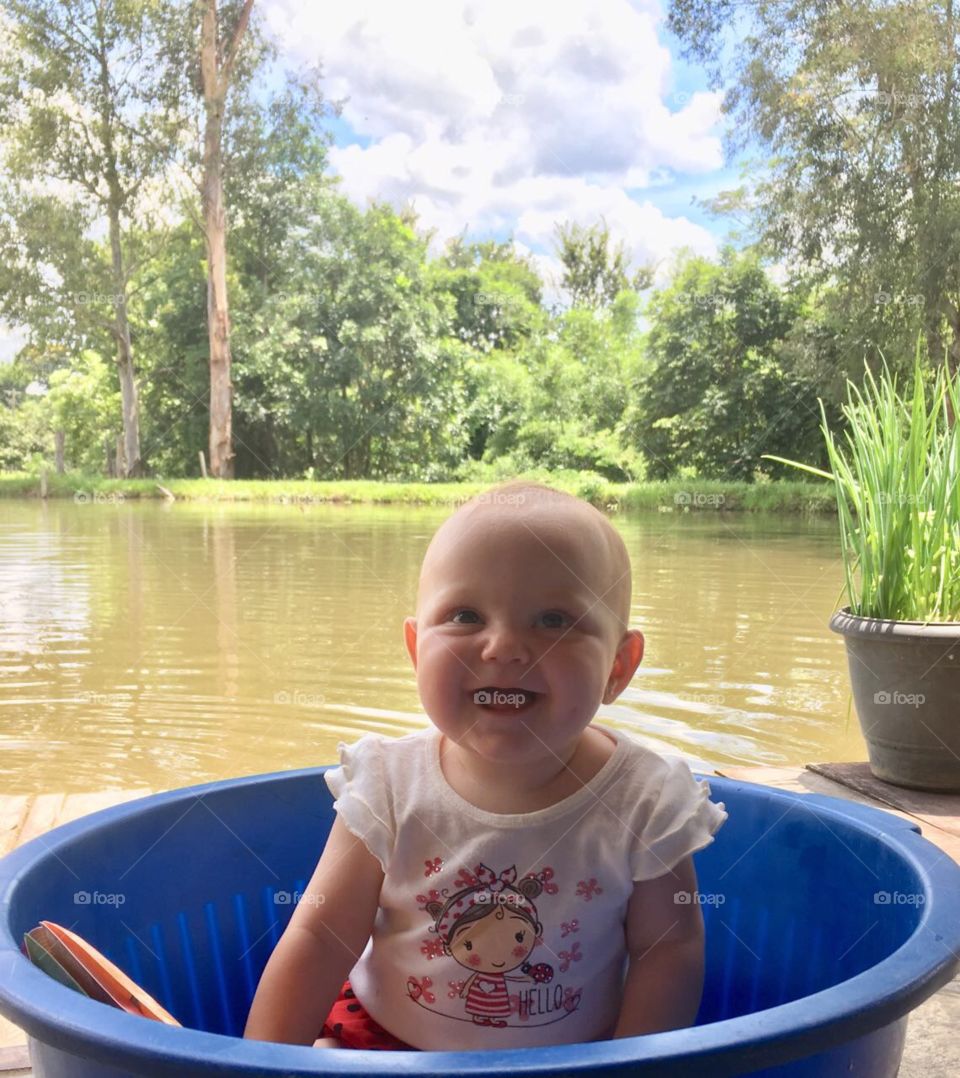 Sorriso encantador da Maria Estela, dentro do seu “barquinho” no lago!