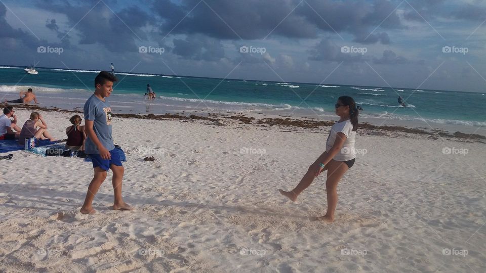 jugar en la playa