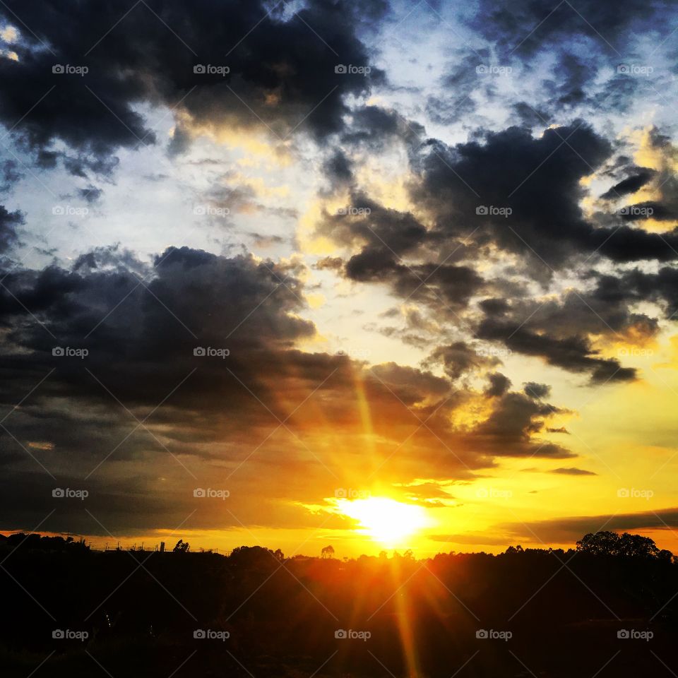 🇺🇸 The morning dawn of the city of Jundiaí, Brazil. What a beauty! Long live the summer and nature!
🇧🇷 O amanhecer caipira da cidade de Jundiaí, no Brasil. Que beleza! Viva o verão e a natureza! 