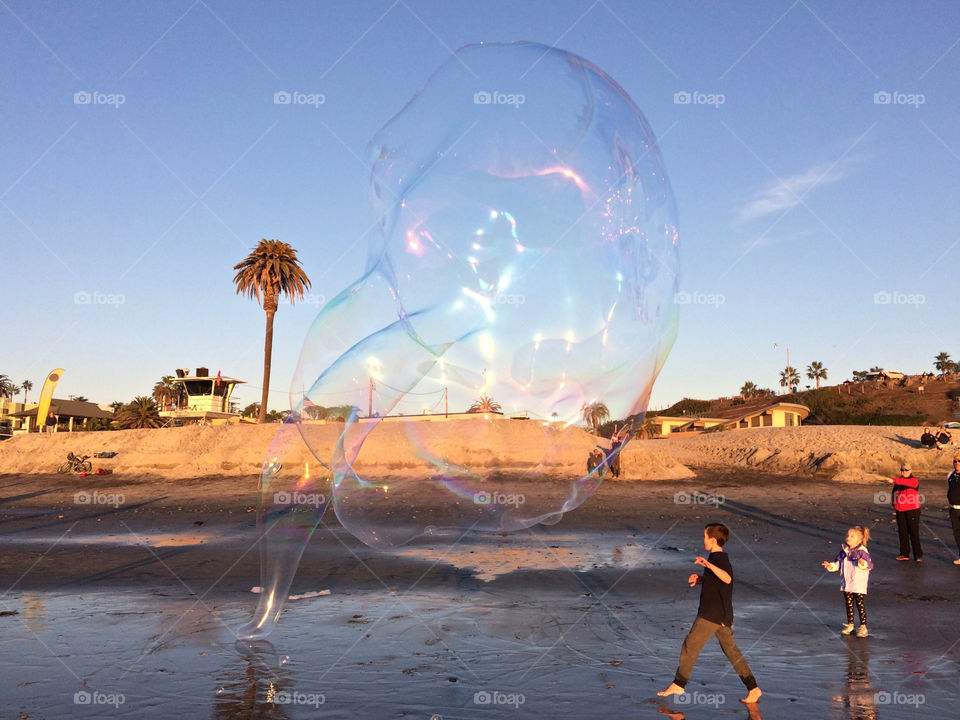 Chasing giant bubbles