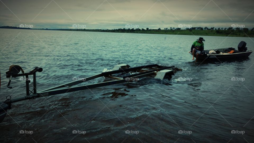 Carretinha de barco. Água no rio, maré, pesca.