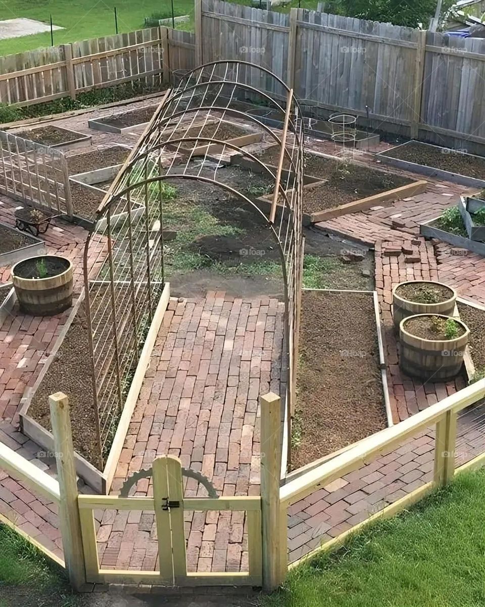 The image embodies a natural natural plate of the mountains of nature, where green agricultural stands are graded on the slopes as if they were lines of a poem, which fog harmoniously wrapped, and clouds hugged them in the mountain knife and the whis