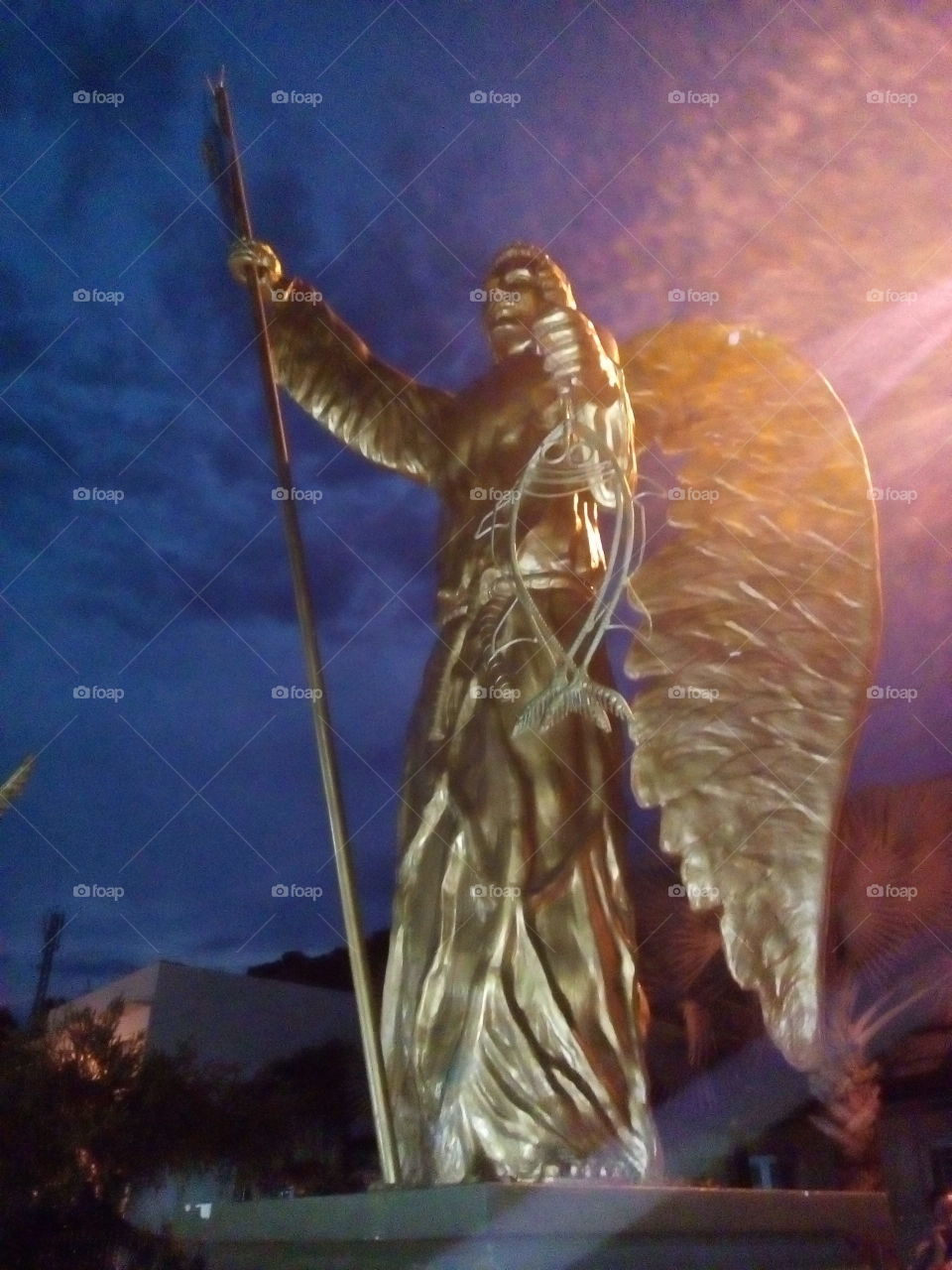 Estatua de arcángel, juego entre la luz y oscuridad, entre cielo, tierra e infierno.