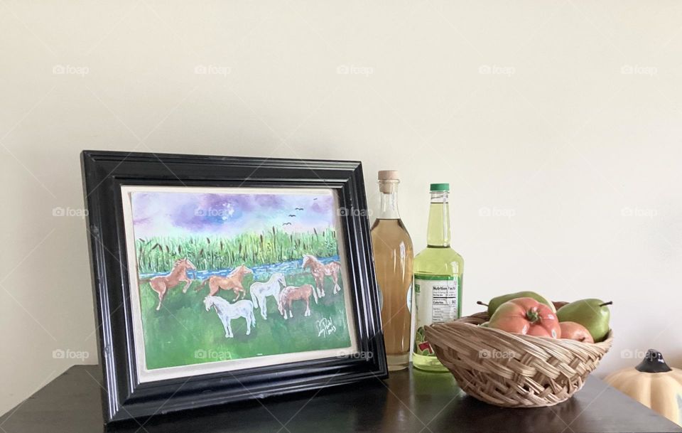 Arte y hogar es una buena combinación dos botellas esperan ser destapadas en la calidez del hogar .two bottles wainwright in the home