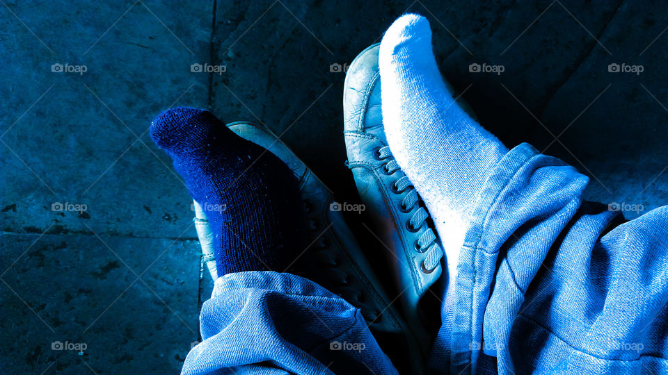 Pés com meias de cores diferentes.