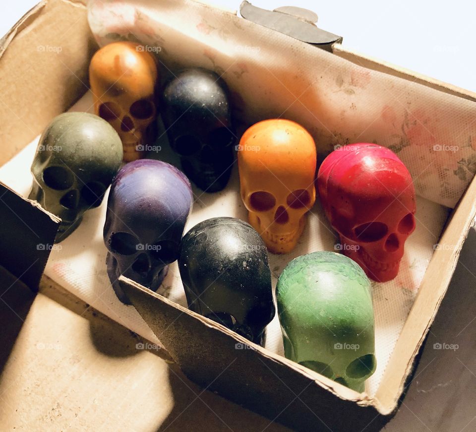 8 pack of Crayon skulls in a variety of colors 