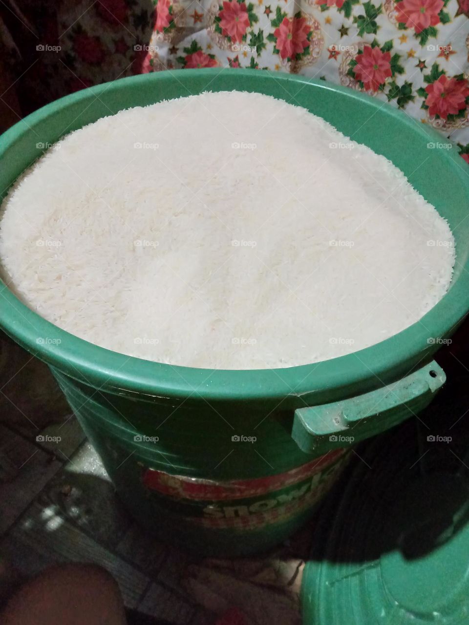 A CONTAINER OF WHITE  RICE WITH A CAPACITY OF 50 KILOS,,, READY FOR CONSUMPTION