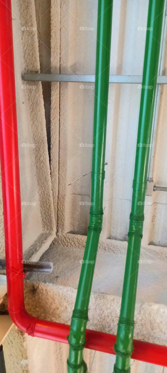 Canos vermelhos e verdes