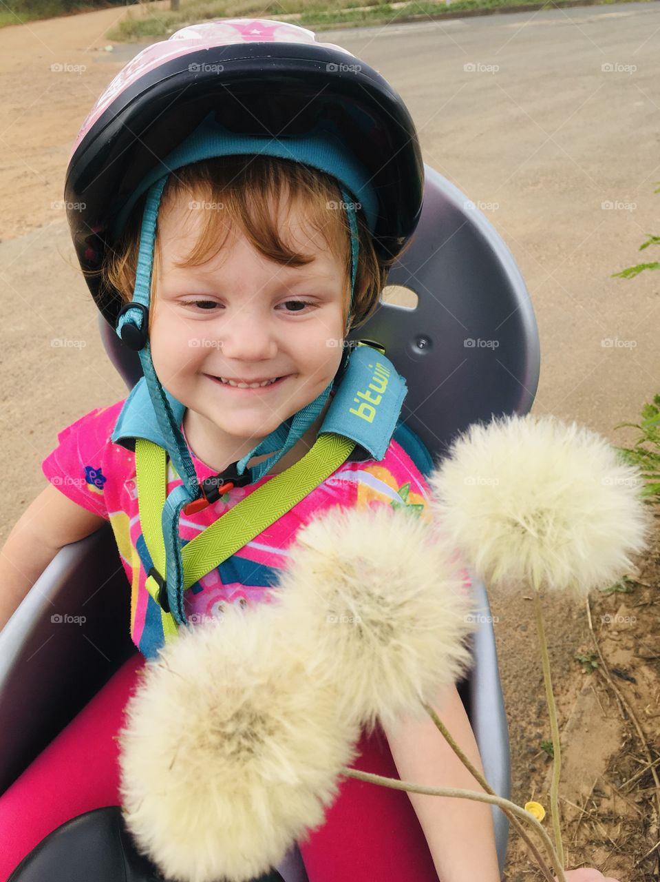 🇺🇸 What makes me smile? Cycling with my daughter, seeing her happiness picking dandelions. /🇧🇷 O que me faz sorrir? Passear de bicicleta com minha filha, vendo a felicidade dela colhendo dentes-de-leão.