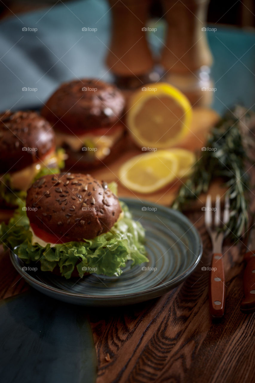 Classic burger with grain bread 