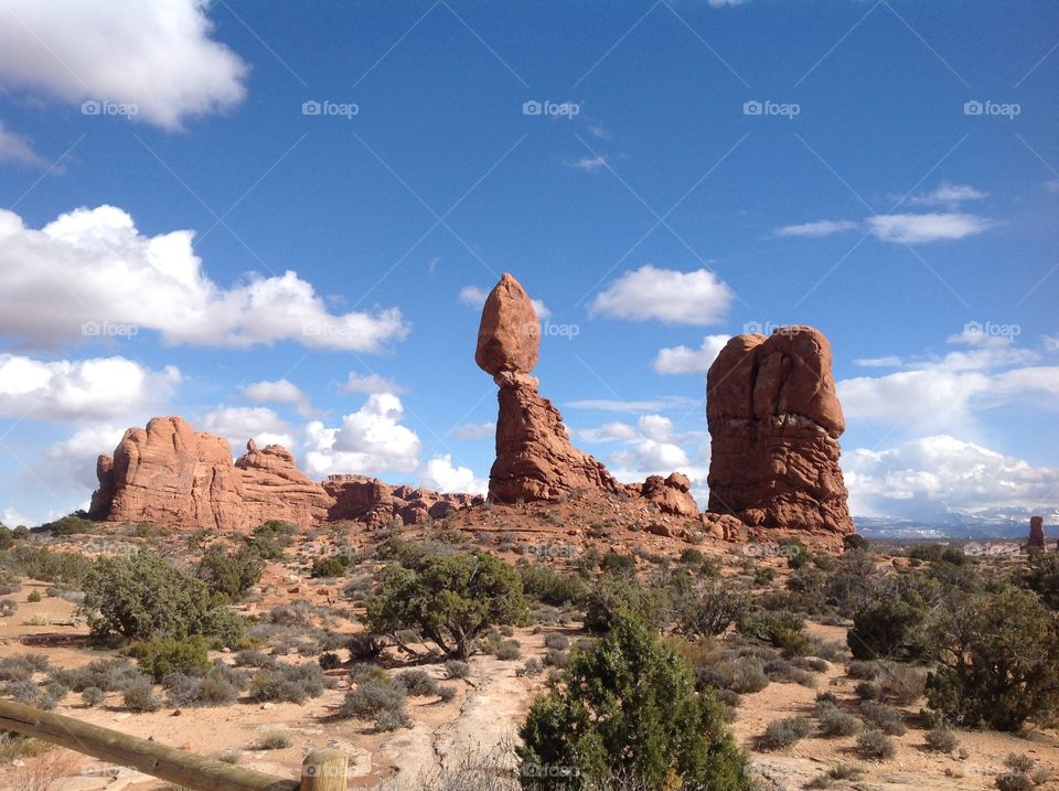 Balancing Rock towering over the surrounding scrubland (Arches National Park, Moab, Utah)
