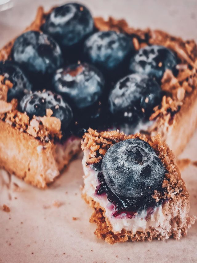 Tartlet with cream and blueberries
