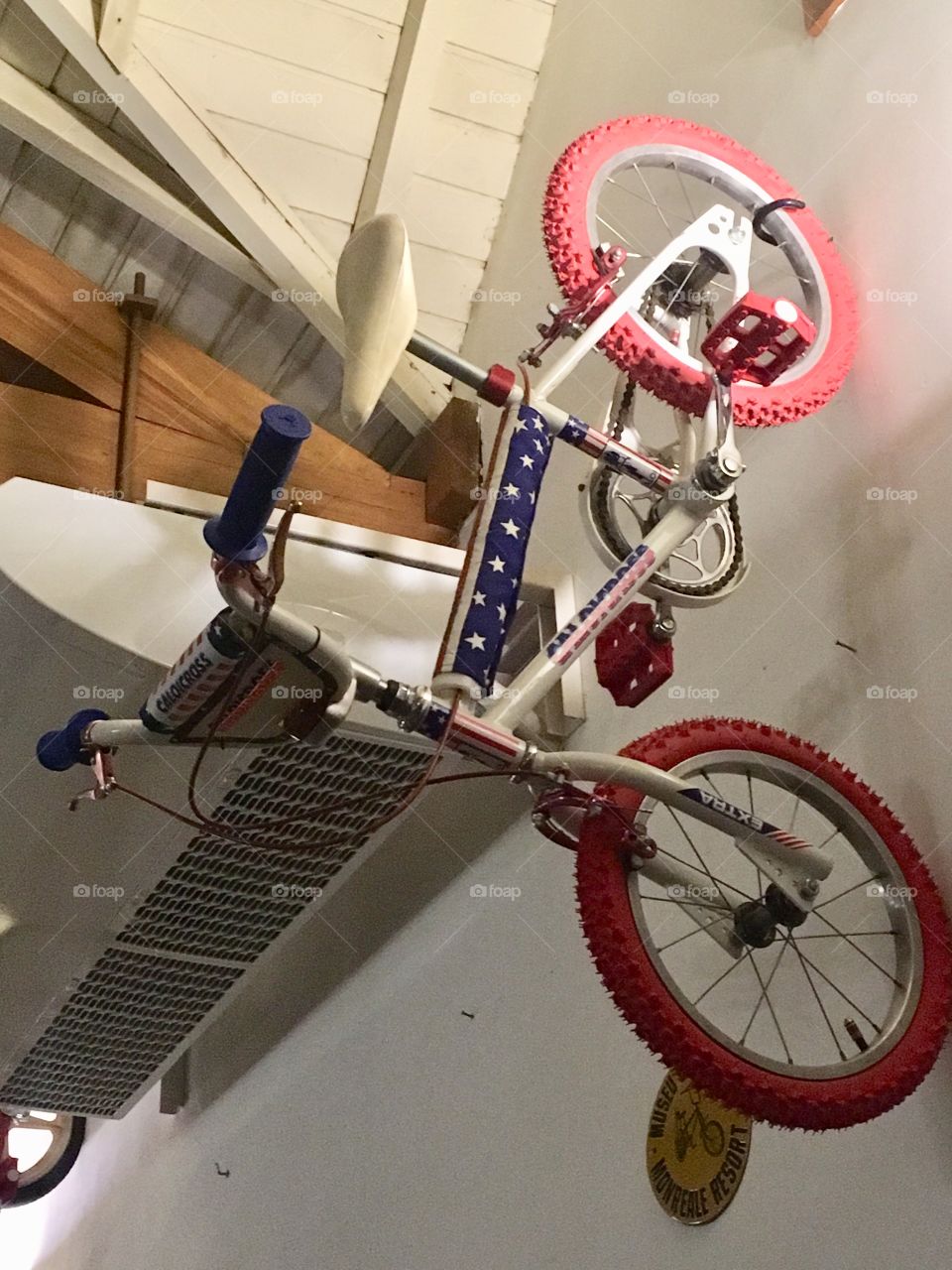 Esse modelo de bicicleta (BMX Cross) era o sonho de qualquer criança dos anos 80! Esse cara a colocou uma delas na parede como um troféu!