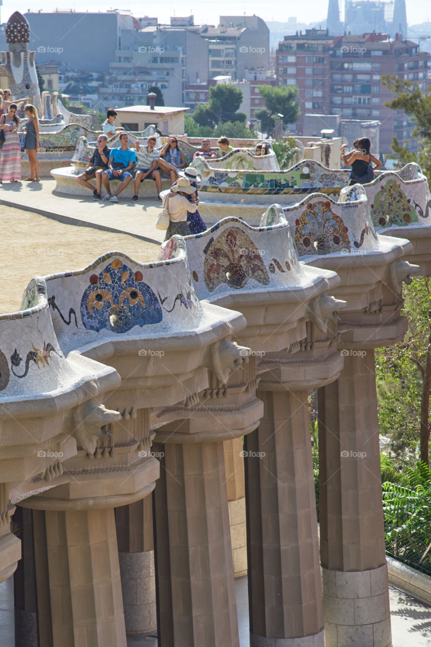 Parque Guell y vista de Barcelona con la Sagrada Familia al fondo. 