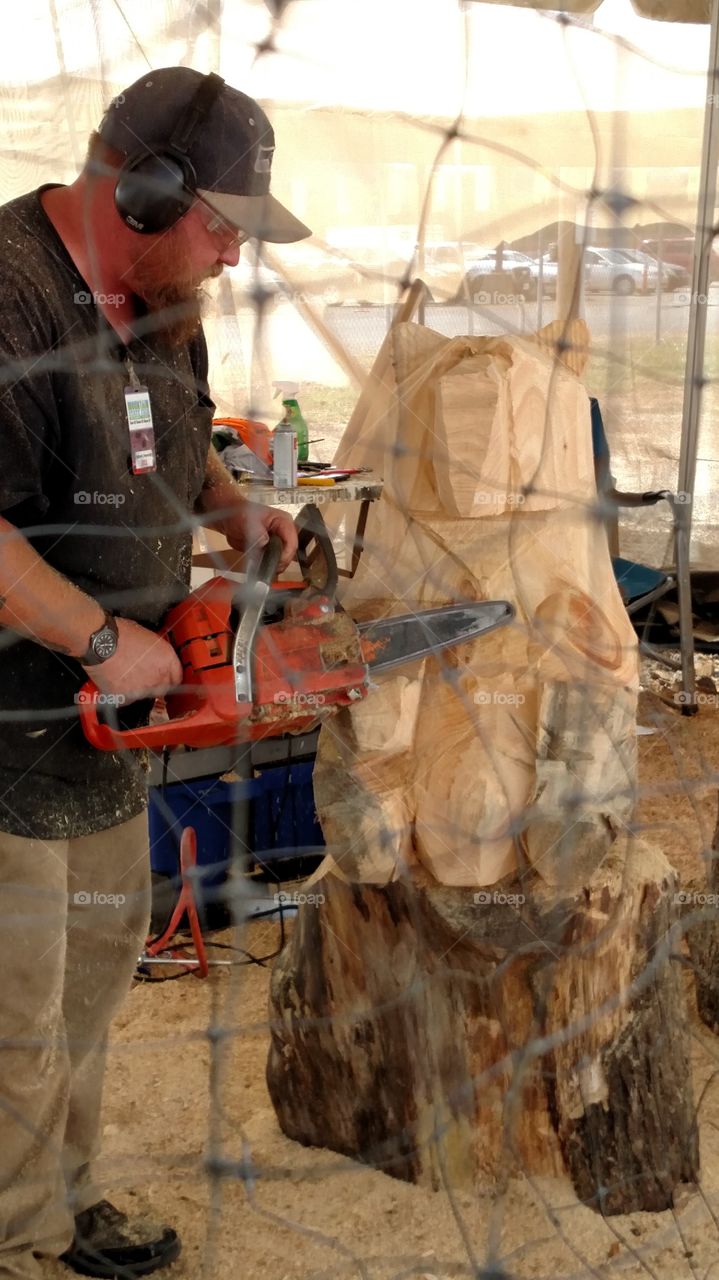 works with a chain saw and blocks of wood