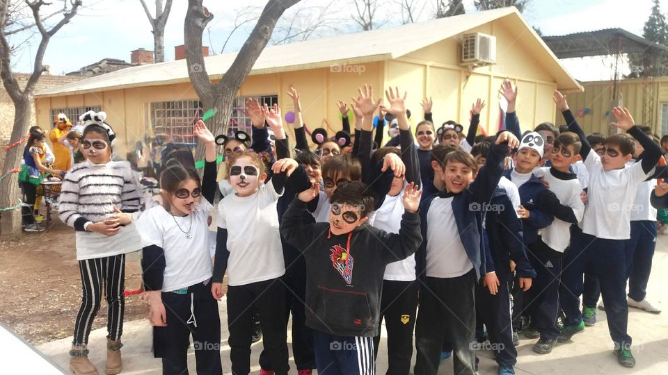 niños jugando en la escuela