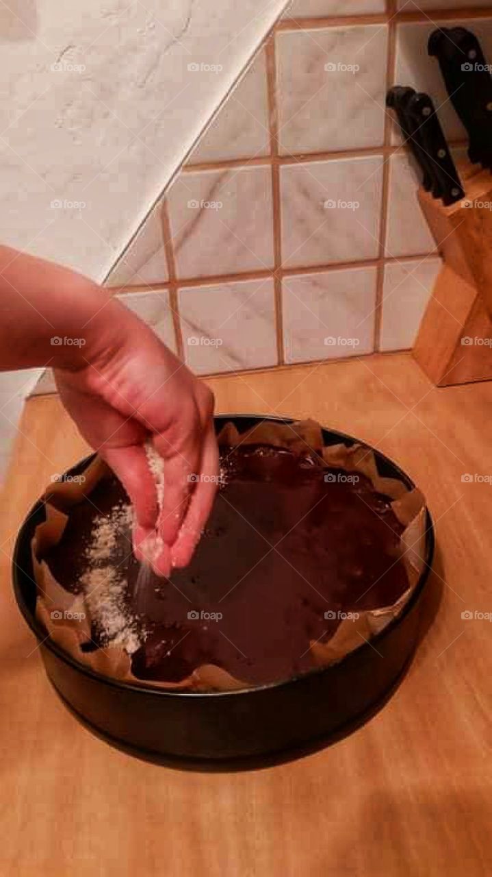 Cake decoration in action