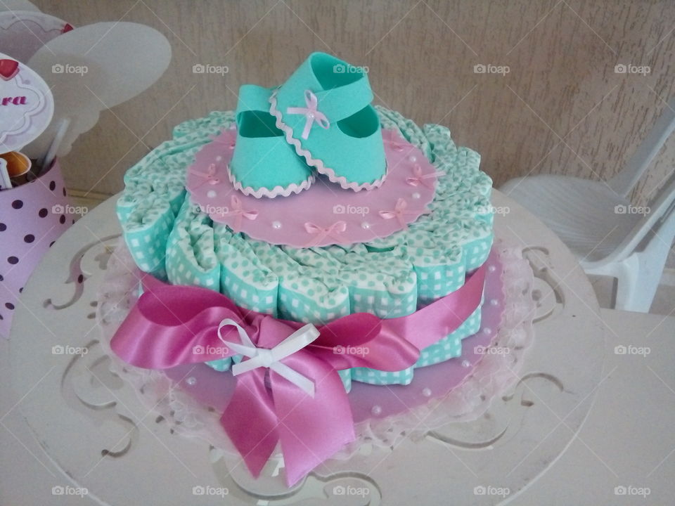 bolo de fraldas com sapatinho /diaper cake with slipper
