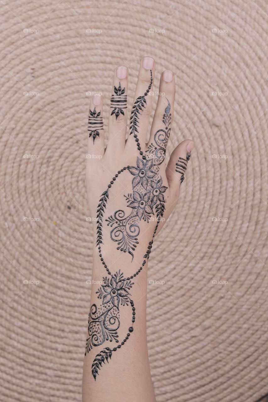 Arabic hand mehndi design