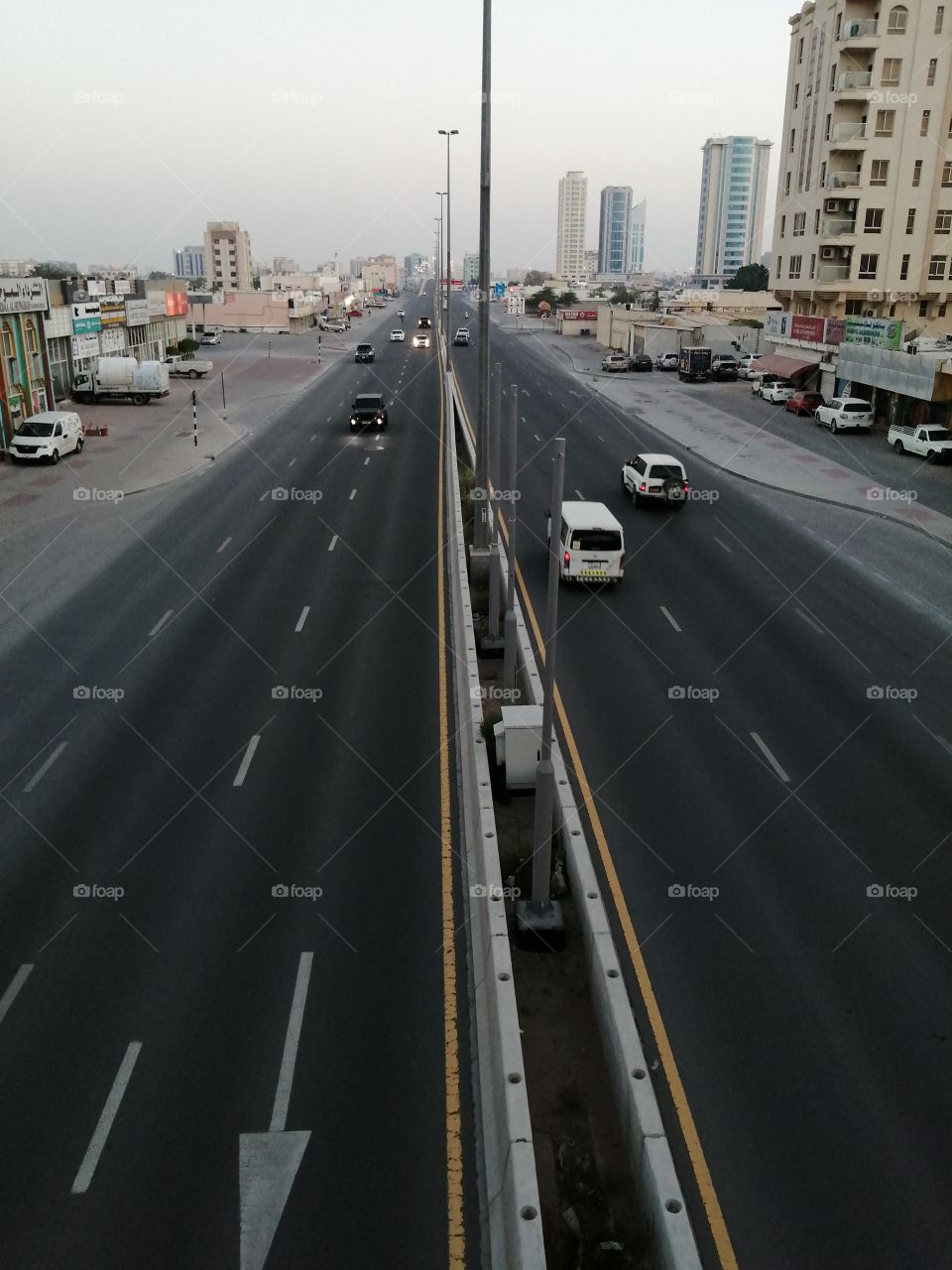 High way with traffic and building