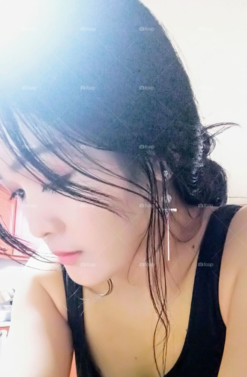 The side view of a woman who's in the deep thinking.