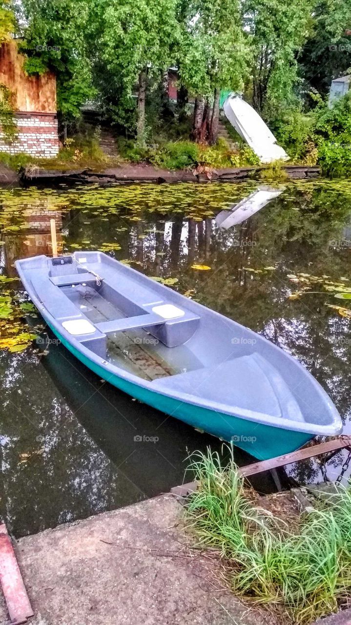 одинокая лодка