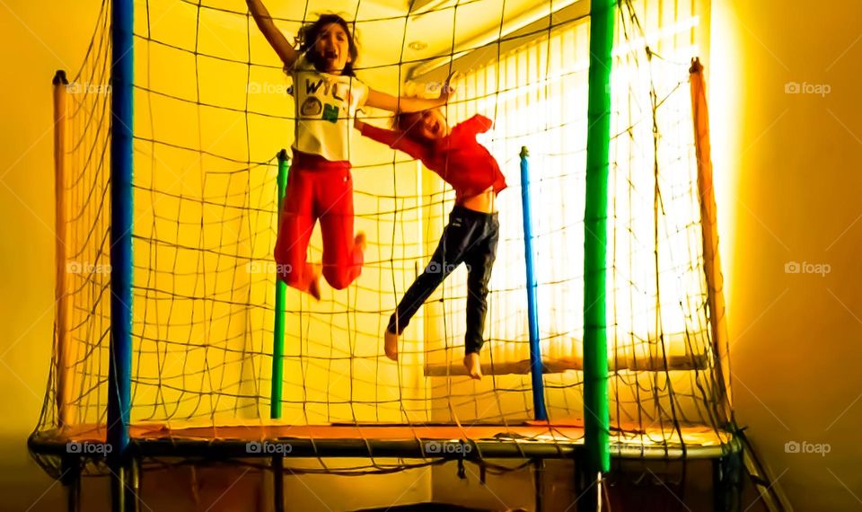 The pogo stick is a toy loved by our little ones! And it really has several benefits, as it takes children out of inactivity, works their cardio-respiratory system very well, helps with balance, motor coordination and concentration.