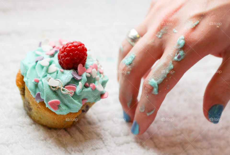 cupcake hand