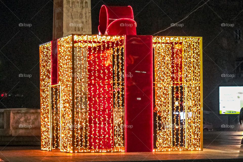 Lighting arch in a shape of a present