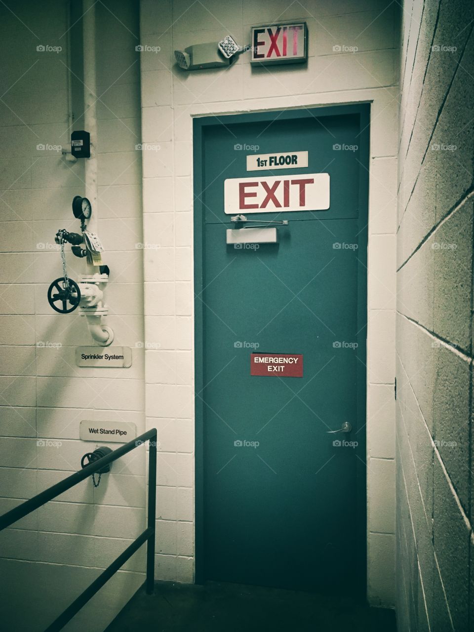 Emergency exit door 