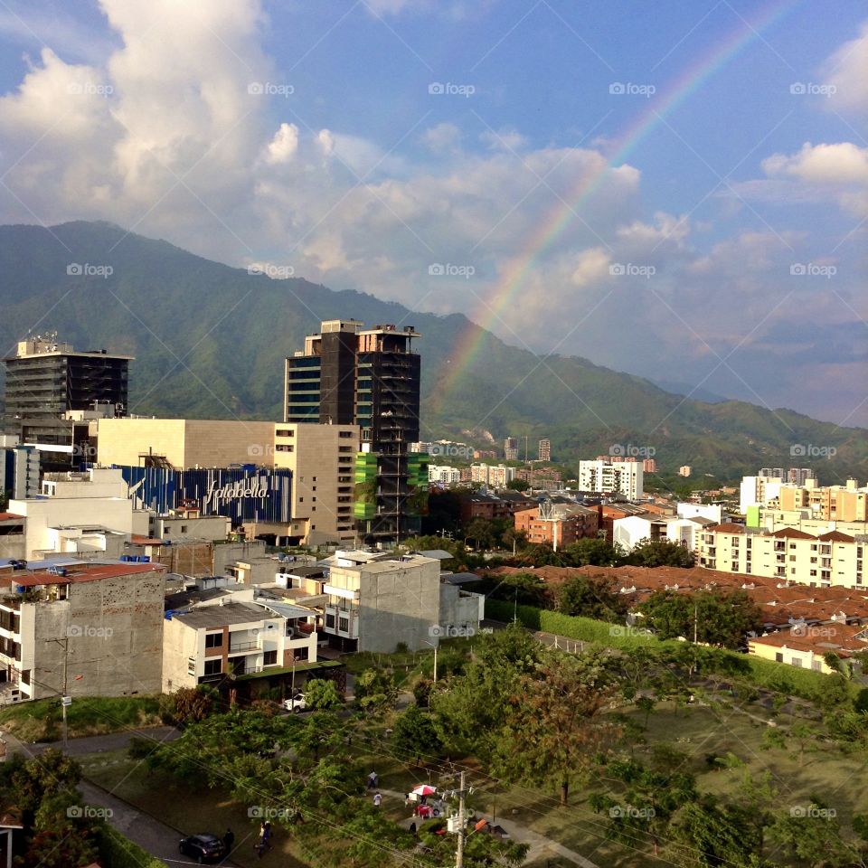 Ciudad ibague, Colombia, con un bello arcoíris de fondo.