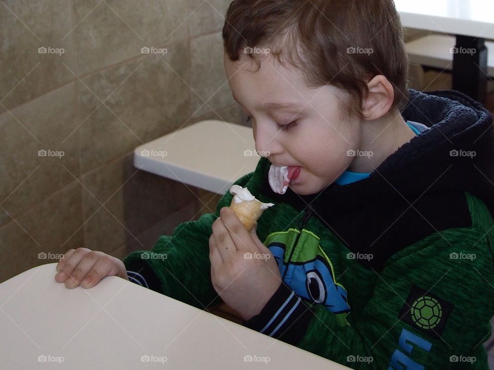 A little boy hilariously loses control of his vanilla ice cream as a giant bunch leaves the cone unexpectedly. 
