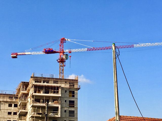 Building crane