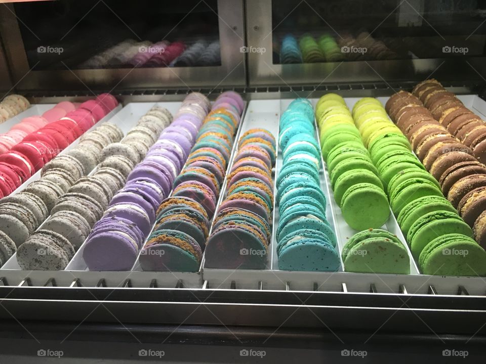 Colorful macaroons in a bakery 