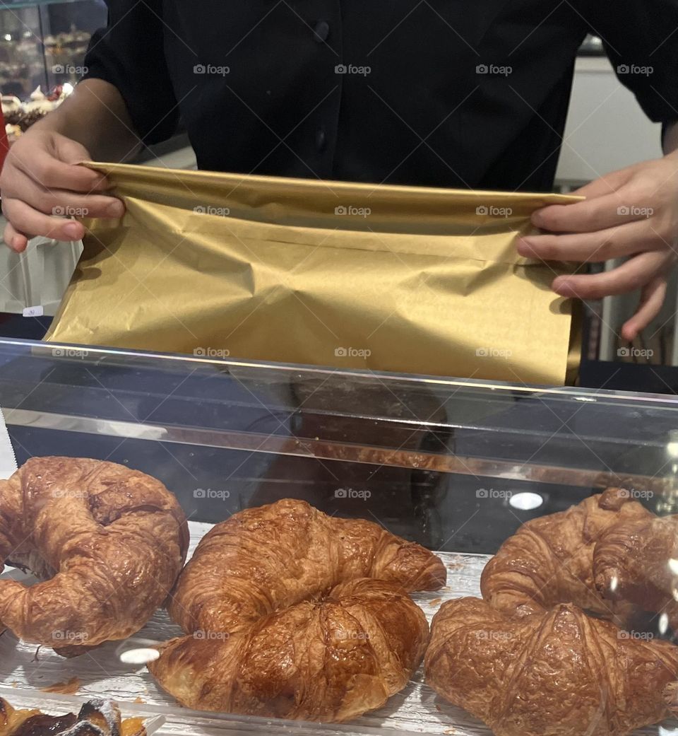 Preparing gifts of pastry 