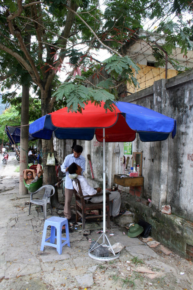 street man umbrella haircut by mengzishiliu