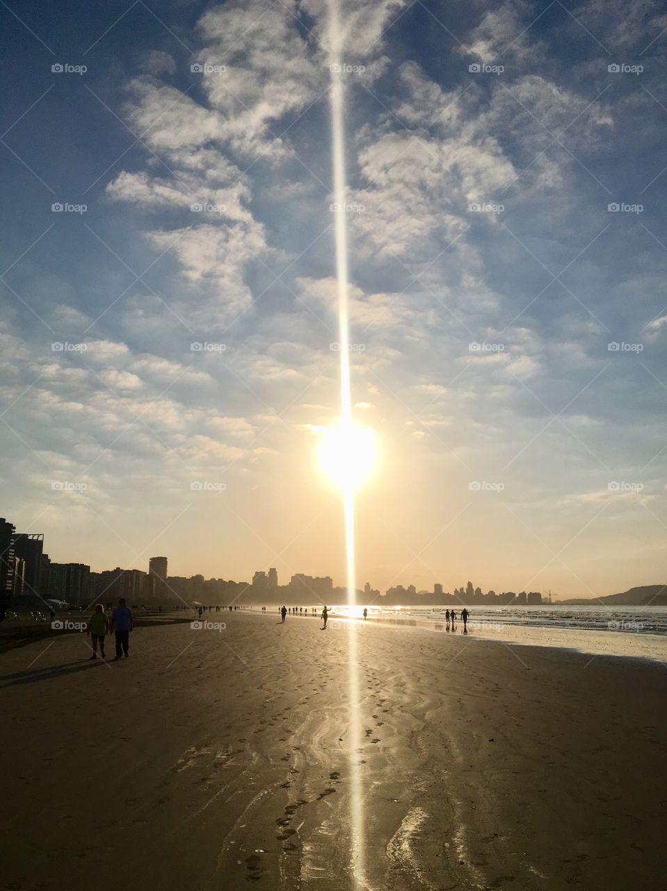 Summer time!  How about enjoying a beach, feeling the heat of the sun and bathing in the sea?  Here: Santos, Brazil. / Hora do verão! Que tal curtir uma praia, sentir o calor do sol e se banhar no mar? Aqui: Santos, Brasil. 