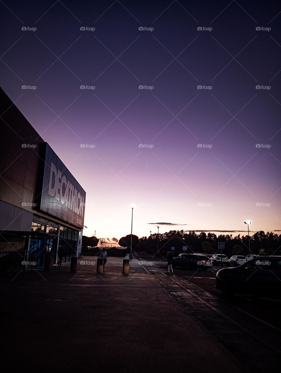 El sol se oculta lentamente, tiñendo el cielo de hermosos tonos lilas que invitan a la calma y la reflexión. El suave resplandor del atardecer ilumina el horizonte, creando una atmósfera de paz y serenidad. Los colores delicados del cielo capturan la