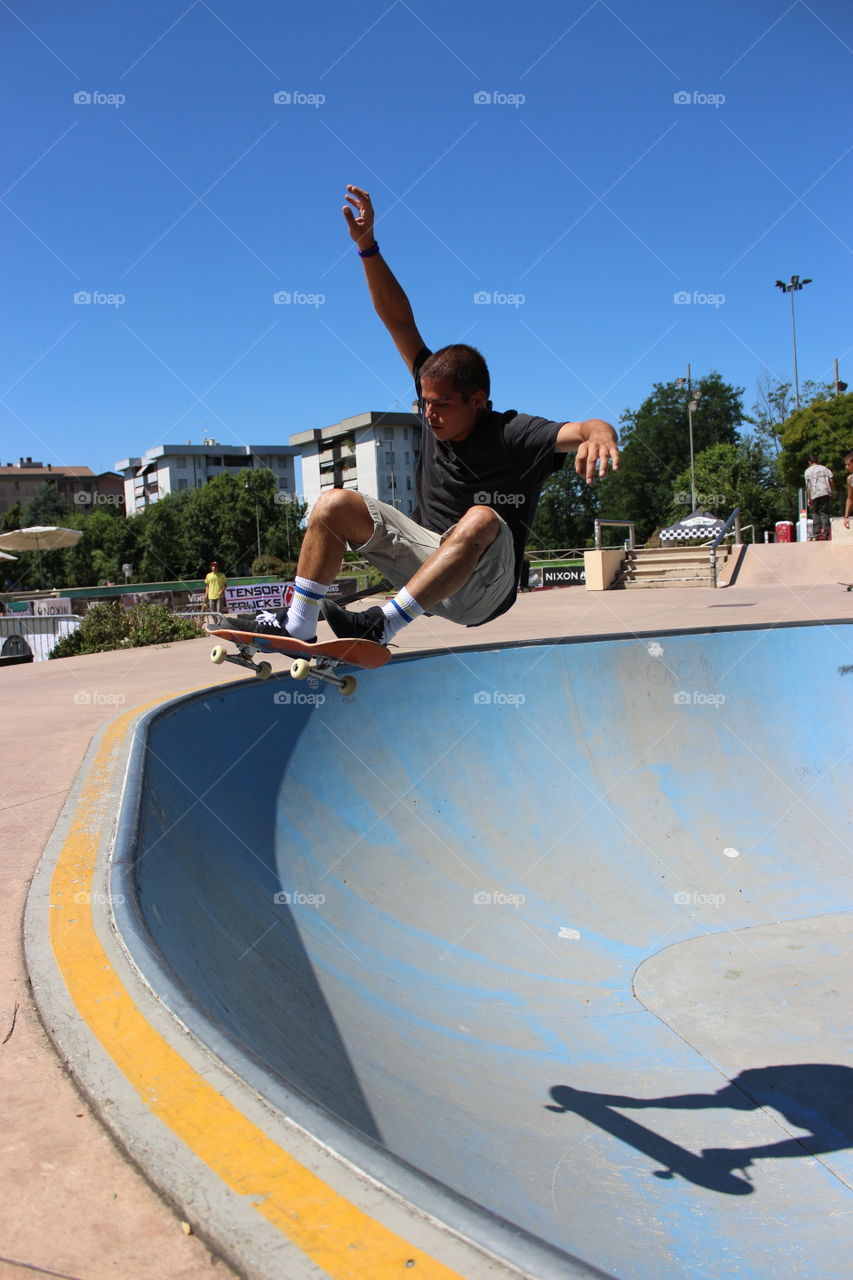 Skate above in the bowl