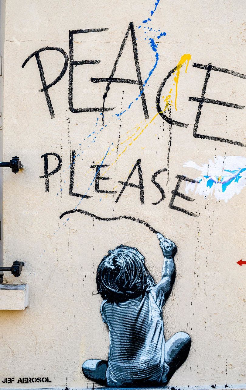 Paris street art supports Ukraine 🇺🇦