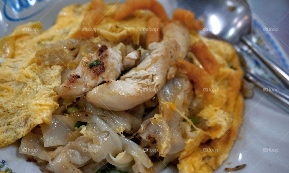 Stir-fried rice noodle with chicken
