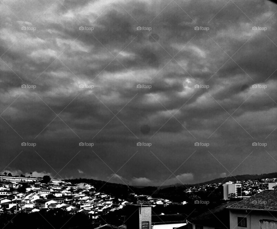 Rainy days are scary when they are loaded with gray and numerous clouds.  Look at that sky! / Dias chuvosos assustam quando estão carregados de nuvens cinzentas e numerosas. Olhe esse céu!