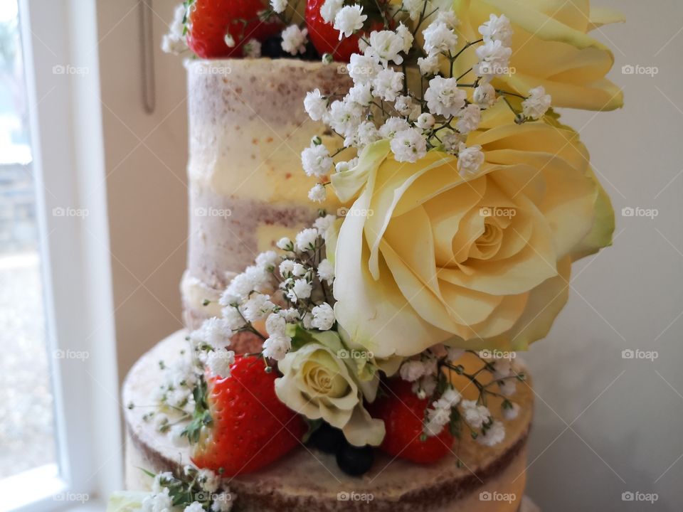 amazing home made wedding cake with real flowers to decorate