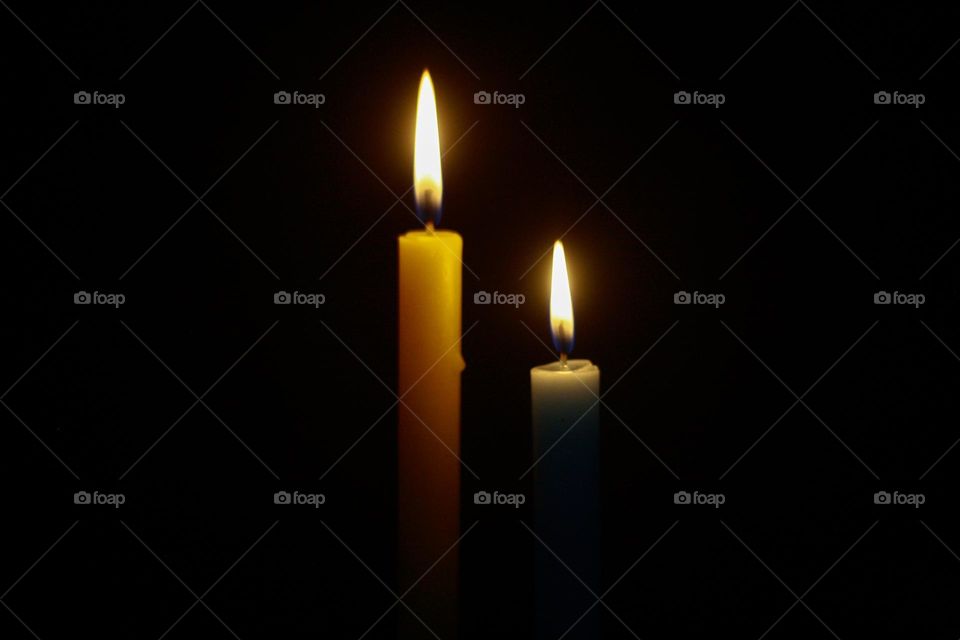 photogtafoa of two candles in blue and yellow

￼