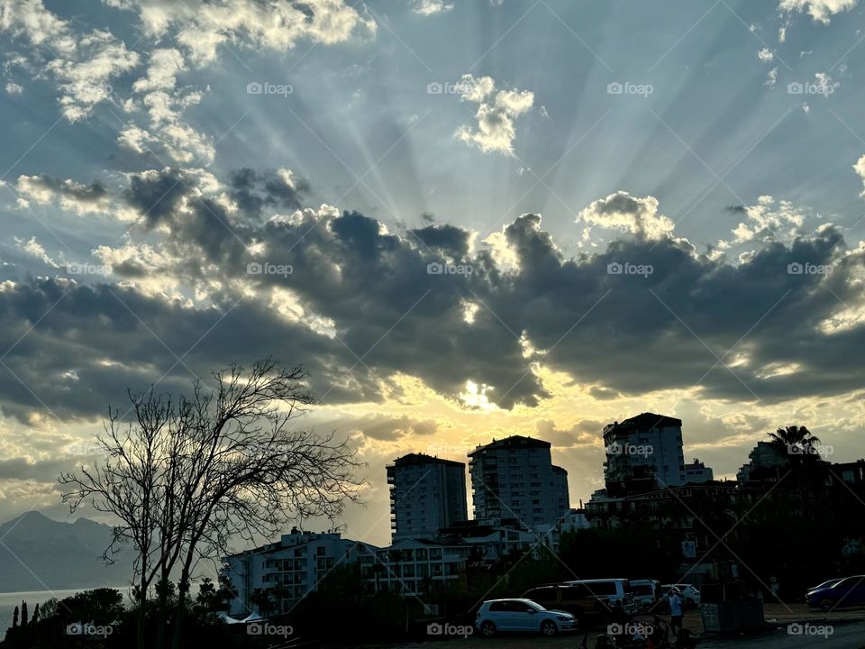 Солнце пробивается сквозь тучи 