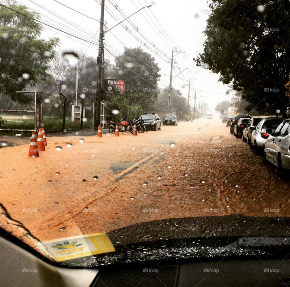 Um dia a Avenida Reynaldo Porcari teve asfalto. Bueiros, nunca!
Aliás, onde estão as lombadas?
A terra do novo loteamento vizinho se fez presente - mas ele não tem impacto ambiental não. Já estava assim antes tb! (sic).