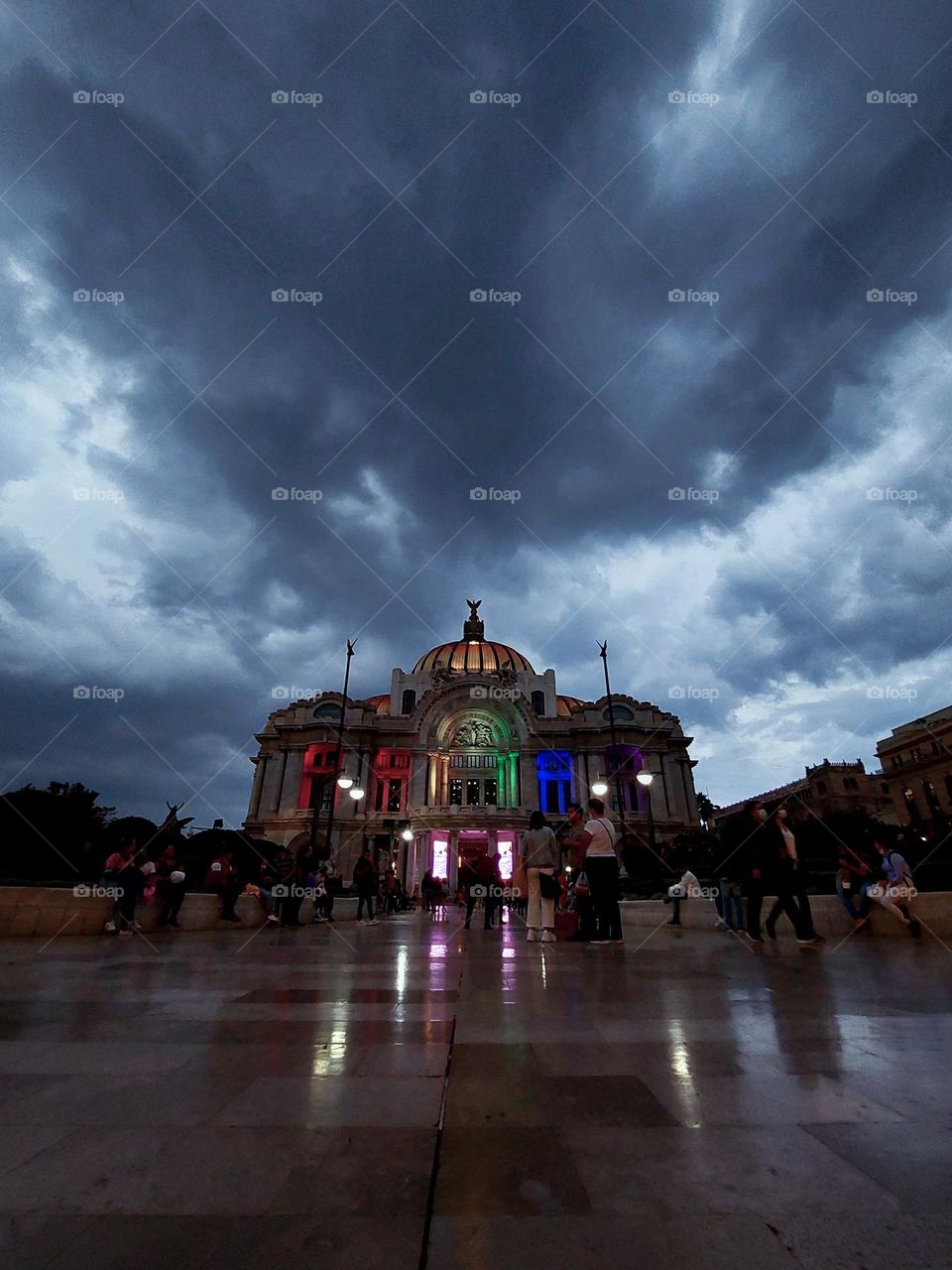 palacio de Bellas Artes en ciudad de México, pintado de colores.