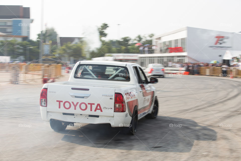 Toyota hilux revo drift show 