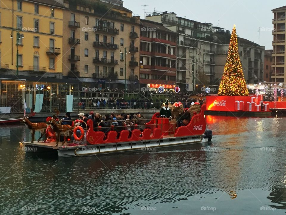 the carriage of Santa Claus surfs the river