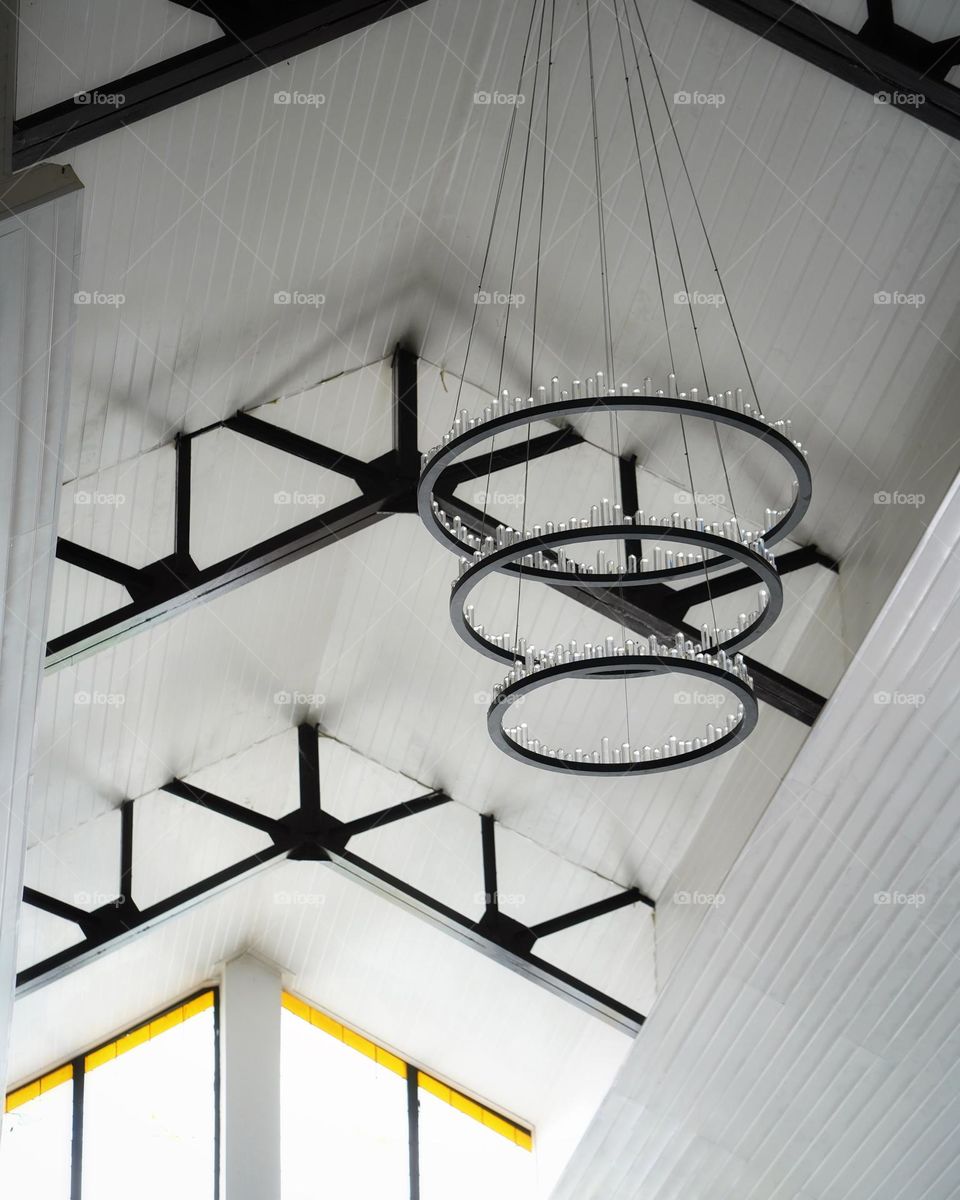 Ceiling design with circle hanging lamps 